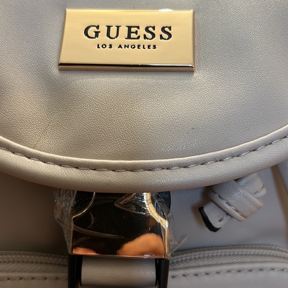 ♥️ SPECIAL NWT ♥️ Guess purse/back pack. 100% Authentic. 🔥 GUESS 🔥 - Picture 3 of 4